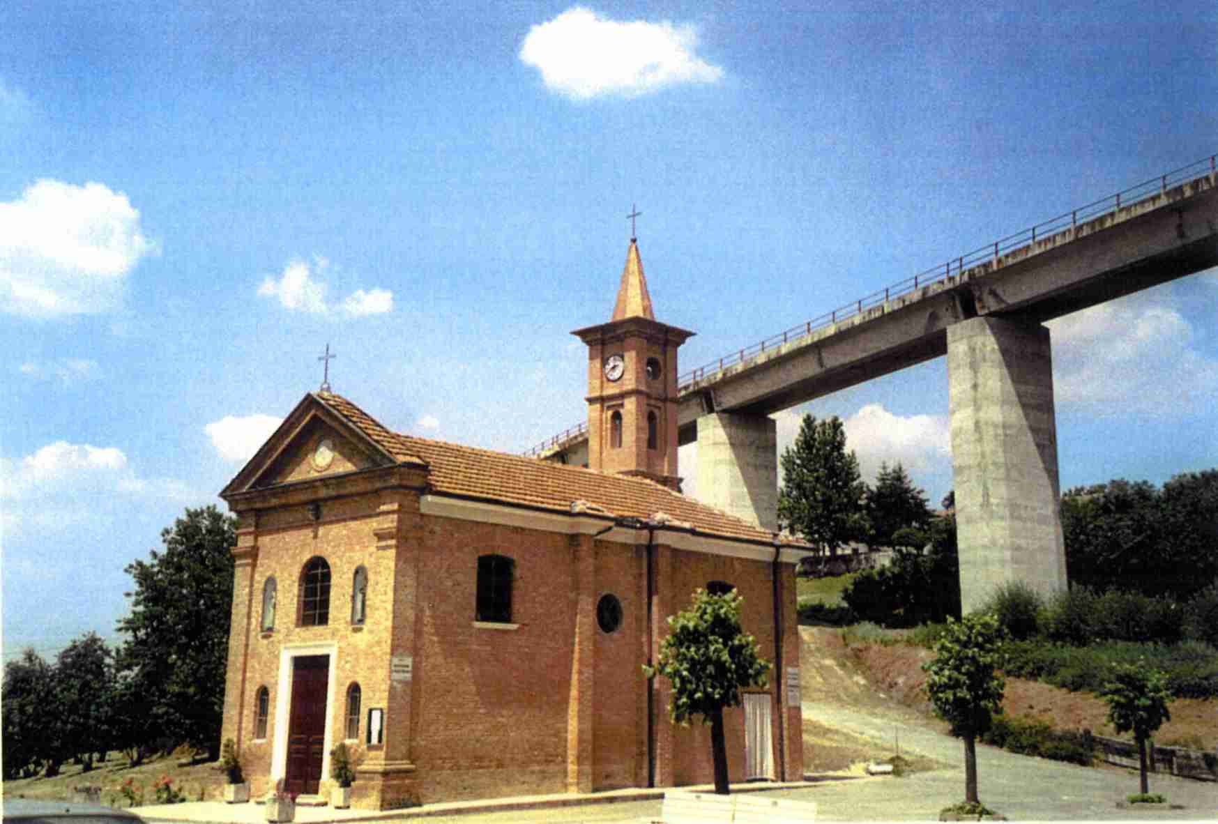 Veduta della Chiesa di Santa Maria degli Angeli e del retrostante imponente viadotto ferroviario.