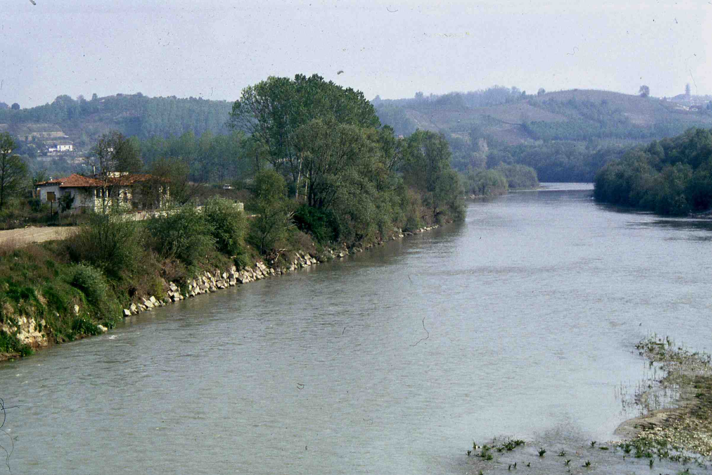Veduta del fiume Tanaro nel tratto compreso nel territorio del Comune di Asti.
