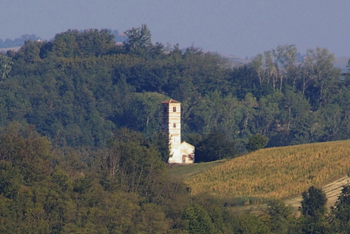 Veduta della Chiesa romanica di San Nazario e Celso a Montechiaro d'Asti, situata in un paesaggio agrario di eccezionale valore..