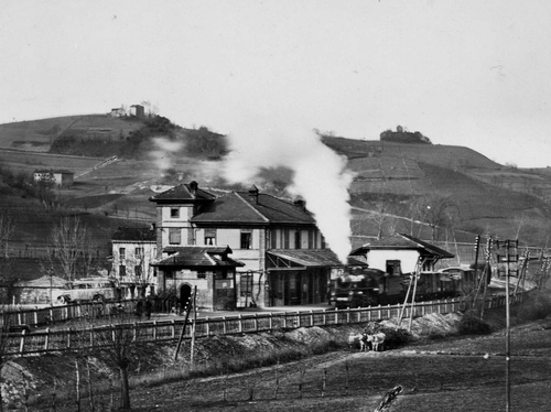 Immagine storica della Stazione ferroviaria di Montechiaro d'Asti e del paesaggio circostante.