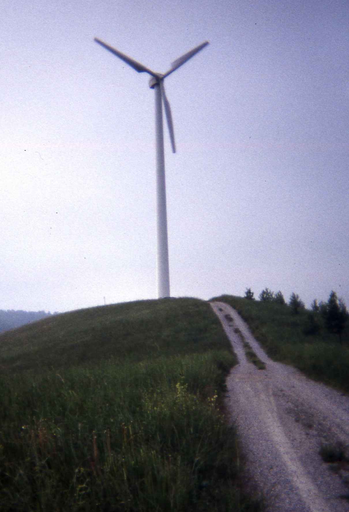 Torre eolica costruita su di un crinale collinare nel territorio delle Langhe.