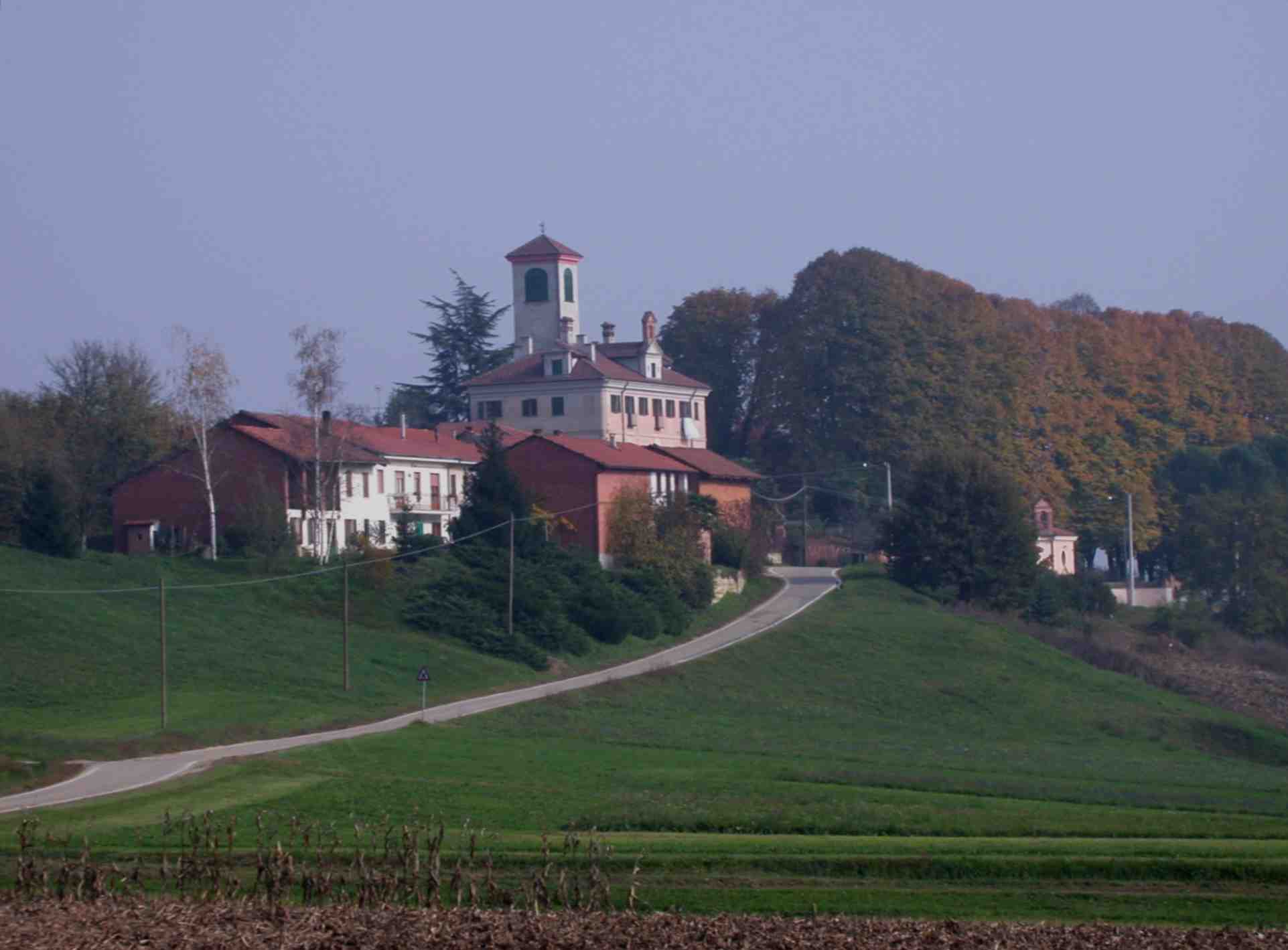 Veduta di un paesaggio agrario astigiano particolarmente appagante e piacevole (Valle di San Grato di San Damiano).