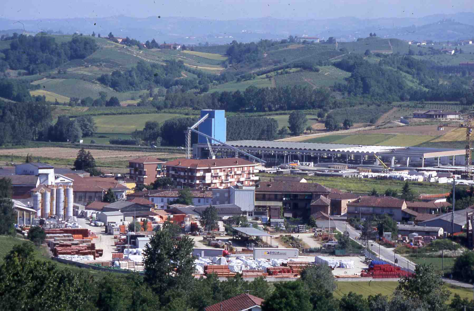 Veduta degli insediamenti produttivi nella Valtiglione