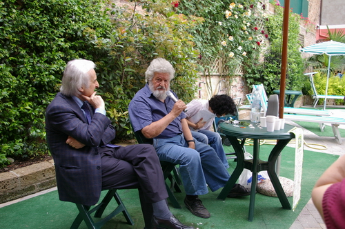 Foto ricordo dell'incontro con Libereso Guglielmi  e il Sindaco di Asti Onle Vittorio Voglino al termine della visita ai giardini di Via Varrone.