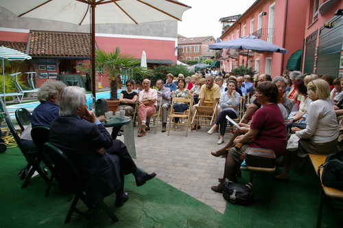 Foto ricordo dell'incontro con Libereso Guglielmi al termine della visita ai giardini di Via Varrone ad Asti.