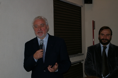 Conferenza del Prof. Marco Devecchi su "Conoscenza e salvaguardia delle peculiarità paesaggistiche del territorio astigiano: casi di studio". Nella foto contributo di discussione del Prof. Ottavio Coffano, Direttore della  Biblioteca consorziale astense.