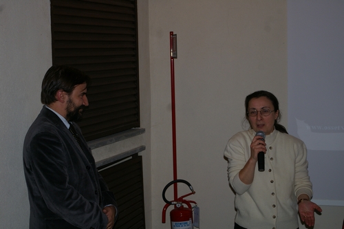 Presentazione da parte della Prof.ssa Matilde Picollo (Associazione Amici dei Musei e dell'Archivio storico) del relatore, Prof. Marco Devecchi (Presidente dell'Osservatorio del Paesaggio per il Monferrato e l'Astigiano)