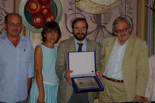 onsegna a Soglio da parte del Presidente Dino Scanavino (sx) della Confederazione Italiana Agricoltori dell'Agrestino 2007 a Marco Devecchi