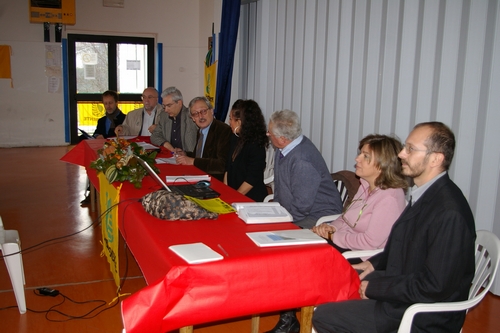   Tavolo dei relatori: (dal fondo) Paolo Gardino, Domenico Novara, Renato Bordone, Patrizia Cirio, Battista Felice Veglio, Fulvia Bianchi e Andrea Accomazzo.