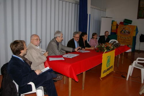 Tavolo dei relatori: (in primo piano) Paolo Gardino, Agostino Novara, Domenico Novara, Renato Bordone, Patrizia Cirio, Battista Felice Veglio, Fulvia Bianchi e Andrea Accomazzo.