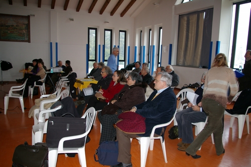 Veduta del pubblico presente in sala. In primo piano il Prof. Dario Rei.