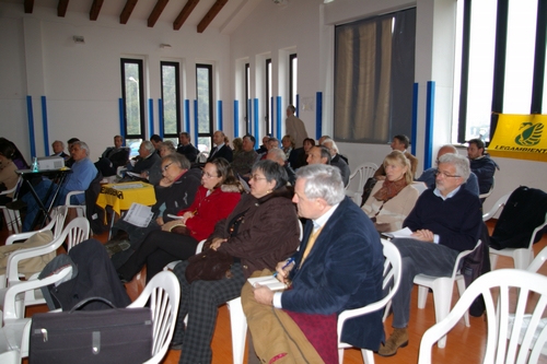   Veduta del pubblico presente in sala. In primo piano il Prof. Dario Rei e la Prof.ssa Marisa Varvello, Presidente della Comunità collinare Valrilate.