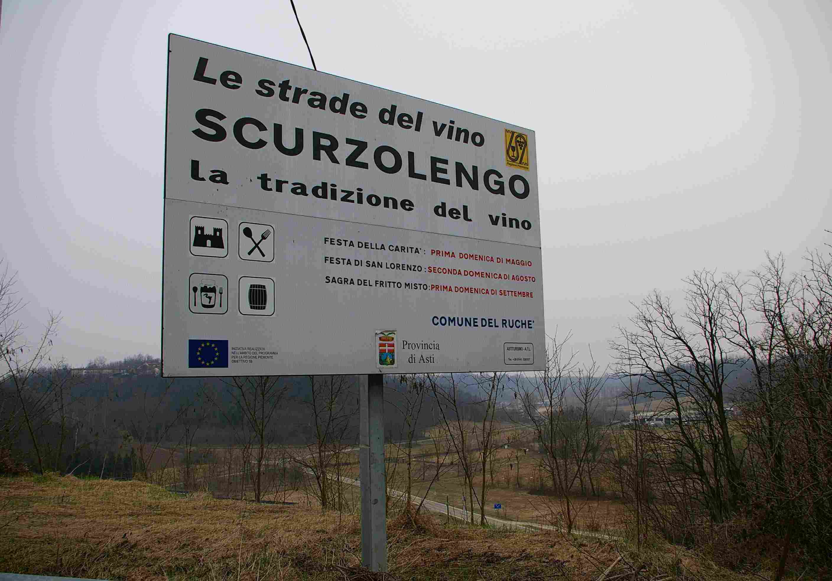 Cartellone all'ingresso dell'abitato di Scurzolengo (AT) indicante la vocazione vitivinicola del territorio.