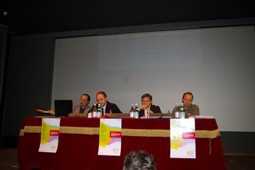 Apertura dei lavori del Convegno da sx a dx: Arch. Alessandro Boano (ANAB), Fabrizio Imerito (Assessore all'Urbanistica del Comune di Asti), Arch. Angelo Demarchis (Dirigente Settore Urbanistica del Comune di Asti) e Dott. Paolo Zeppetella (Regione Piemonte - Interreg IIIC Sud)
