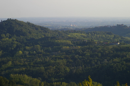 Veduta del paesaggio del nord dell'Astigiano. Sullo sfondo il Colle Don Bosco.