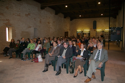 Pubblico presente nella Sala del Refettorio della Canonica di Santa Maria di Vezzolano (AT)