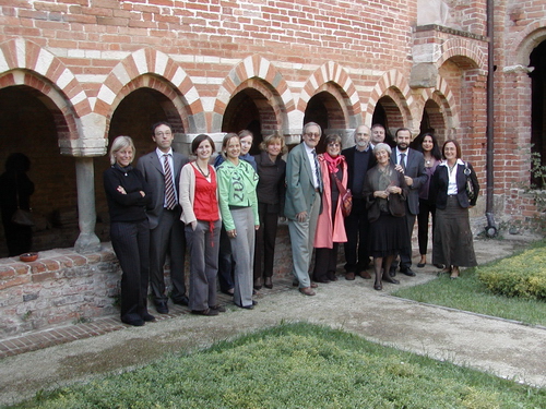 Foto ricordo con i relatori del Convegno,nel chiosto della Canonica di Santa Maria di Vezzolano.