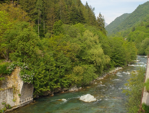 Veduta delle acque del fiume Tanaro nel tratto montano a Ponte di Nava.