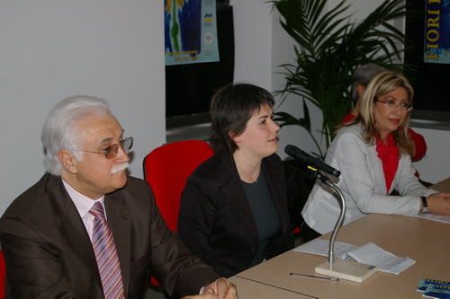 Convegno  "I fiori nella alimentazione: una opportunità per valorizzare il territorio astigiano",  Isola d Asti,  22 aprile 2007 - Moderatrice del Convegno: Prof. Giorgio Calabrese, Dott.ssa Claudia Saracco de "La Nuova Provincia", Dott.ssa Caterina Calabrese.