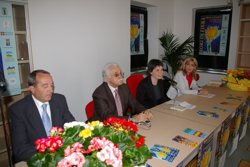 Convegno  "I fiori nella alimentazione: una opportunità per valorizzare il territorio astigiano",  Isola d Asti,  22 aprile 2007 - Moderatrice del Convegno: Dott.ssa Claudia Saracco de "La Nuova Provincia".