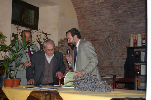 Seminario su "La storia delle palme in Italia: censimento e caratterizzazione - Un giardino speciale a Rocca di Arazzo" di Valentina Scariot (Dottore di ricerca - Facoltà di Agraria di Torino) e di Giuseppe Loretto (Appassionato coltivatore) -  Consegna di un omaggio da parte del Sindaco di Isola d Asti e del Presidente dell Osservatorio del paesaggio per il Monferrato e l Astigiano al Sig. Loretto.