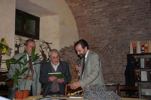 Seminario su "La storia delle palme in Italia: censimento e caratterizzazione - Un giardino speciale a Rocca di Arazzo" di Valentina Scariot (Dottore di ricerca - Facoltà di Agraria di Torino) e di Giuseppe Loretto (Appassionato coltivatore) -  Consegna di un omaggio da parte del Sindaco di Isola d Asti e del Presidente dell Osservatorio del paesaggio per il Monferrato e l Astigiano al Sig. Loretto.