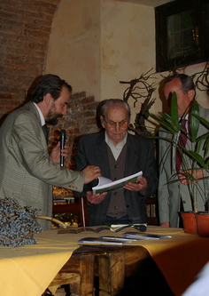 Seminario su "La storia delle palme in Italia: censimento e caratterizzazione - Un giardino speciale a Rocca di Arazzo" di Valentina Scariot (Dottore di ricerca - Facoltà di Agraria di Torino) e di Giuseppe Loretto (Appassionato coltivatore) -  Consegna di un omaggio da parte del Sindaco di Isola d Asti e del Presidente dell Osservatorio del paesaggio per il Monferrato e l Astigiano al Sig. Loretto.