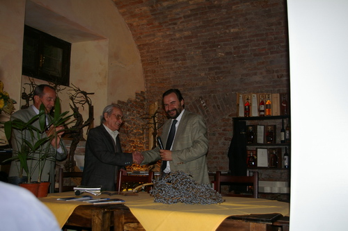 Seminario su "La storia delle palme in Italia: censimento e caratterizzazione - Un giardino speciale a Rocca di Arazzo" di Valentina Scariot (Dottore di ricerca - Facoltà di Agraria di Torino) e di Giuseppe Loretto (Appassionato coltivatore) -  Consegna di un omaggio da parte del Sindaco di Isola d Asti e del Presidente dell Osservatorio del paesaggio per il Monferrato e l Astigiano al Sig. Loretto.