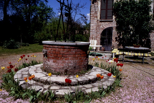 Veduta di un bellissimo pozzo in una cascina storica dell'Astigiano (Quarto d'Asti).