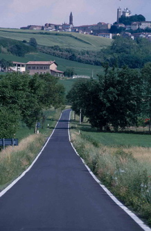 Via di comunicazione in armonia col paesaggio monferrino