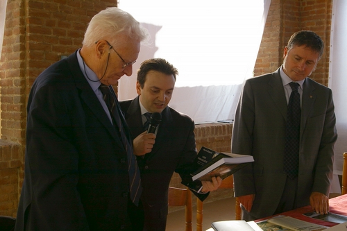 Consegna da parte del Sindaco di Passerano Marmorito di due volumi sull'opera di Roberto Radicati al Prof.  Claude Raffestin - Università di Ginevra.