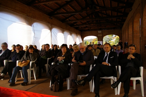 Veduta del pubblico presente alla cerimonia di premiazione all''interno del Foro Boario di Passerano Marmorito. In primo piano da sx verso dx: Mariangela Cotto (Consiglio regionale del Piemonte), Ottavio Coffano (Presidente della Biblioteca consorziale astense), Fabrizio Imerito (Assessore all'Urbanistica del Comune di Asti) e Angelo De Marchis  (Dirigente Assessorato all'Urbanistica del Comune di Asti).