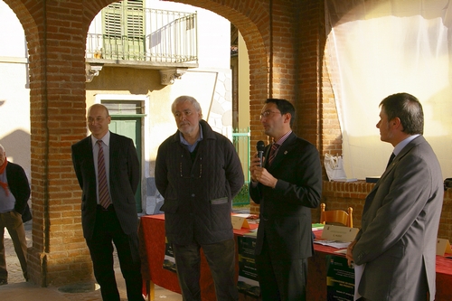 Consegna del secondo Premio (pari merito) nell'ambito della sezione I del concorso, dedicata agli strumenti urbanistici, al Comune di Moasca per Variante strutturale al Piano regolatore Generale e Comunale - inserimento di area a tutela ambientale. Consegna del Premio al Sindaco di Moasca Dott. Andrea Ghignone da parte del Prof. Ottavio Coffano Direttore della Biblioteca consorziale astense.