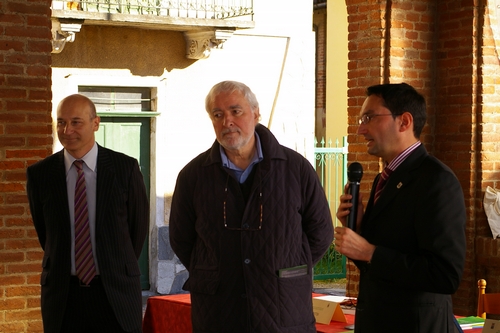 Spiegazione da parte del Sindaco di Moasca - Dott. Andrea Ghignone (dx), alla presenza del progettista Dott. Agr. Carlo Bidone (sx), della "Variante strutturale al Piano regolatore Generale e Comunale", comprendente l