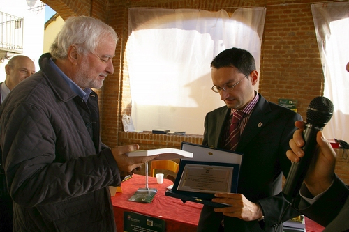 Consegna del Premio al Sindaco di Moasca Dott. Andrea Ghignone da parte del Prof. Ottavio Coffano Direttore della Biblioteca consorziale astense.