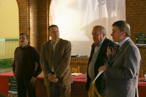 Consegna del secondo Premio (pari merito) nell'ambito della sezione I del concorso, dedicata agli strumenti urbanistici, al Comune di Nizza per Variante strutturale al Piano regolatore Generale e Comunale in conseguenza dell'evento alluvionale del 1994. Consegna del Premio al Vice Sindaco di Nizza da parte dell'Arch. Tonino Fassone della Fondazione Cassa di Risparmio di Torino.