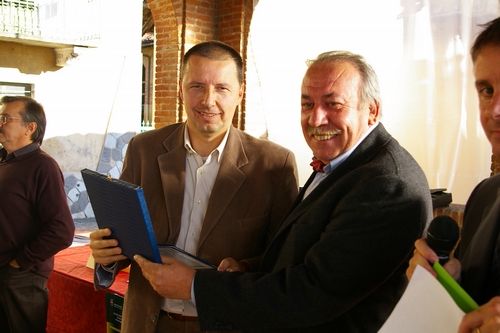 Consegna del Premio al Vice Sindaco di Nizza da parte dell'Arch. Tonino Fassone della Fondazione Cassa di Risparmio di Torino.
