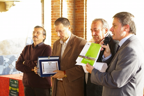 Consegna ai premiati da parte del Vice-Presidente Giorgio Musso del nuovo Volume sullo "Spazio rurale" .