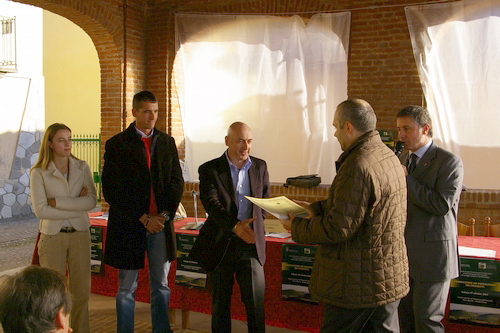 Consegna del secondo Premio di 1000 euro da parte del Prof. Silvio Manello - Presidente della Comunità collinare Alto Astigiano all'arch. Stefano Rossi  e collaboratori: geom. Claudio Bicchieri, arch. Claudio Gozzelino e arch. Francesca Miroglio.