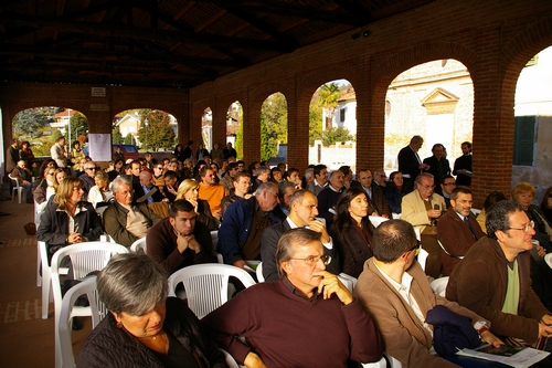Veduta del pubblico presente alla cerimonia di premiazione all''interno del Foro Boario di Passerano Marmorito.