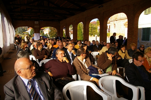 Veduta del pubblico presente alla cerimonia di premiazione all''interno del Foro Boario di Passerano Marmorito. In primo piano il Prof. Erildo Ferro dell'Osservatorio del Paesaggio per il Monferrato e l'Astigiano.