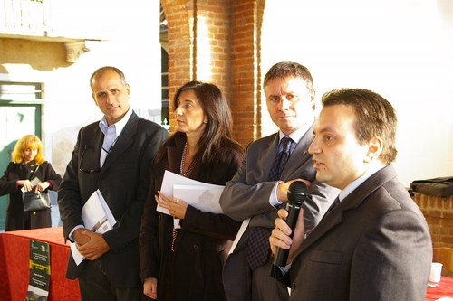 Consegna del primo Premio di 2000 euro da parte del Sindaco di Passerano Marmorito allarch. Cirino Leotta e allarch. Elisabetta Matta.