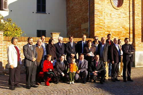 Foto ricordo dei premiati e degli organizzatori del Secondo Bando di Concorso sugli interventi progettuali di qualità nel paesaggio agrario.