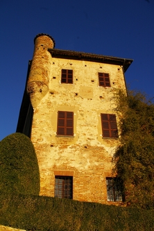 Veduta dell'adiacente Castello medioevale di Passerano Marmorito.