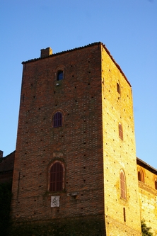 Veduta dell'adiacente Castello medioevale di Passerano Marmorito.
