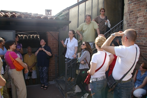 Foto della visita alla Torre Comentina di Piazza Roma ad Asti nell'ambito della Rassegna VerdeTerra 2007.