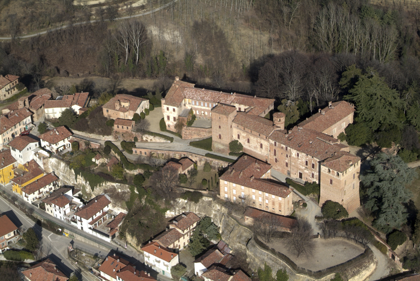 Veduta dei ruderi del Castello di Marmorito (Foto dell'Associazione La Brasa).