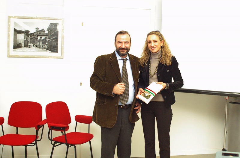 Foto ricordo al termine della Conferenza del Prof. Marco Devecchi su "Territorio, Paesaggio, Giardino" con il Sindaco di Mongardino, l Arch. Barbara Baino [Foto Pierangela Farris].