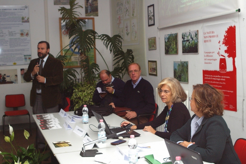 Relazione del Prof. Marco Devecchi (Università di Torino) su "Il ruolo dell agricoltura nella formazione e conservazione dei paesaggi storici bioculturali". Al Tavolo dei relatori dal fondo: Dott. Germano Gadina (Federazione regionale dei Coltivatori diretti), Prof. Gerardo Brancucci (Università di Genova), Prof.ssa Angela Comenale Pinto (Istituto Marsano), Prof.ssa Marcella Rogai (Dirigente Istituto scolastico Marsano) e Dott. Riccardo Favero (Regione Liguria [Foto Studente Istituto Marsano].