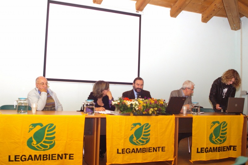  Foto del tavolo dei relatori al Convegno "Paesaggio e ambiente in Valtriversa, quale futuro? Introduzione del Moderatore, Prof. Marco Devecchi (Presidente dell Osservatorio del Paesaggio per il Monferrato e l Astigiano) [Foto di Aurelia Brignolo].